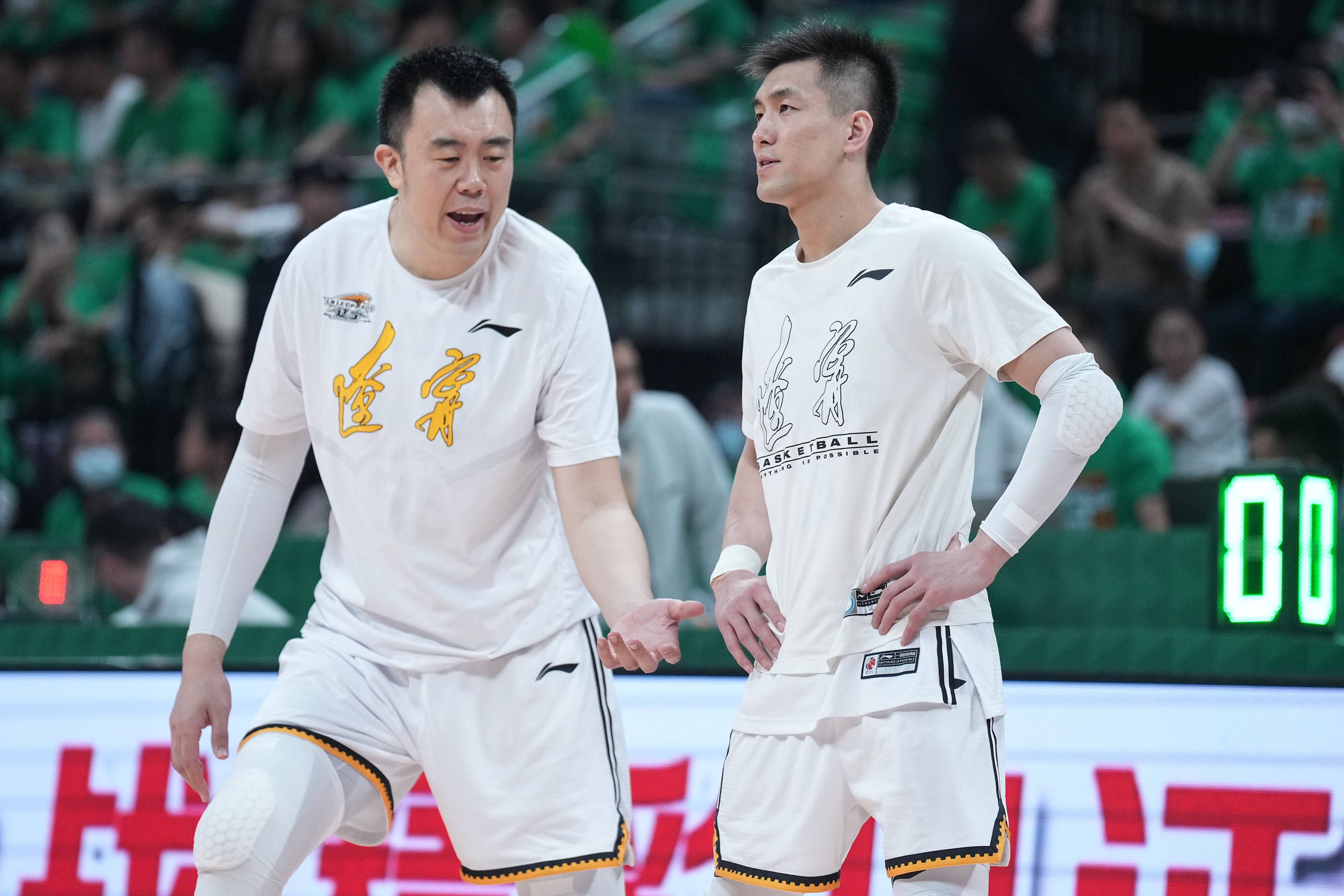 本片改编自中国香港传奇漫画家马荣成的成名作《中华英雄》，由吴鹰翔监制并执导，演员胡兵领衔主演，袁福福、李牧芸等主演